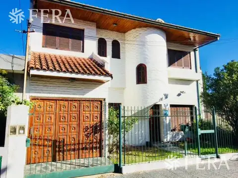Venta de Casa 5 ambientes en Wilde con cochera y fondo libre con quincho ( 25931)