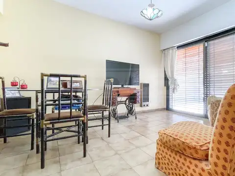 Casa 6 ambientes con 2 baños