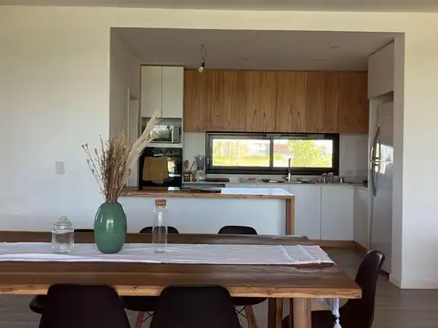 Casa 4 ambientes con 2 baños