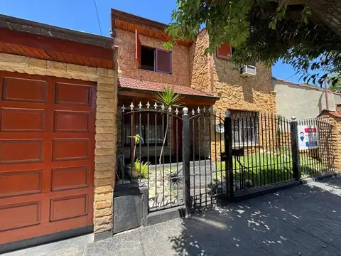 VENTA CASA 5 AMBIENTES PARQUE Y QUINCHO PODESTÁ