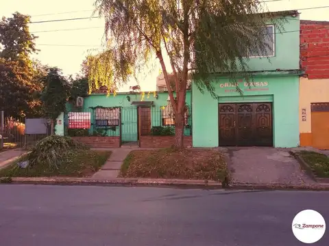 Casa 3 ambientes con jardín y local -  Moreno
