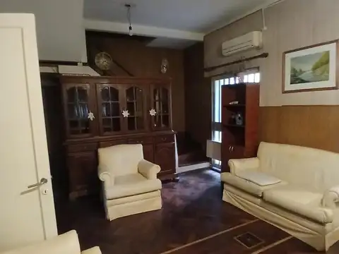 Casa 8 ambientes con 2 baños