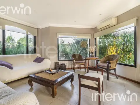 Venta casa sobre terreno de 800 m2 con jardín, piscina, galería, parrilla y terraza. - Garin