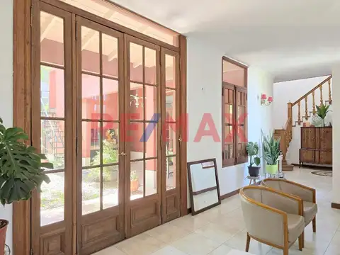 Casa en Venta con 2 cocheras