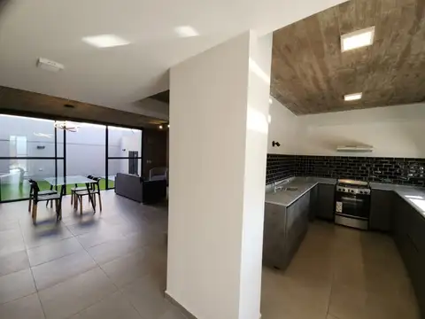 Casa 4 ambientes con 2 baños