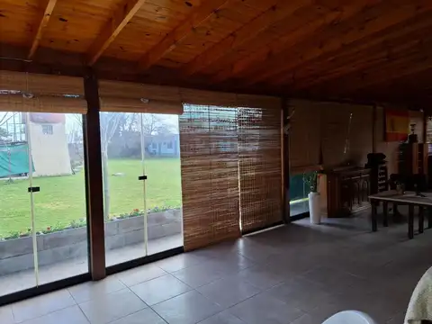 VENTA CASAQUINTA CON DEPÓSITO Y PARQUE EN VARELA