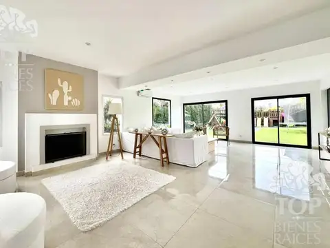 Casa en Venta con 2 cocheras