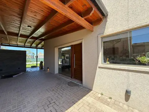 Casa en Alquiler con 2 cocheras