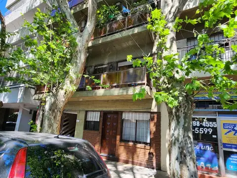 DEPARTAMENTO DE 3 AMBIENTES EN PLANTA BAJA CON COCHERA Y PATIO EN VENTA. OLIVOS
