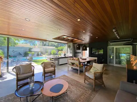 Casa en Venta con 2 cocheras