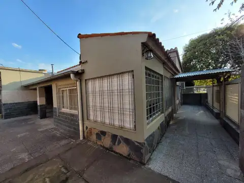 Casa con 2 locales comerciales