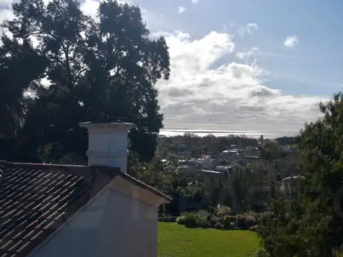 Casa 8 ambientes con 3 baños