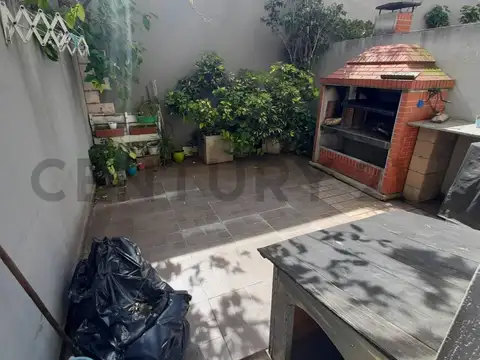 VENTA EXCELENTE TRIPLEX 5 AMBIENTES más PLAYROOM y con COCHERA - FLORIDA OESTE - APTO CREDITO