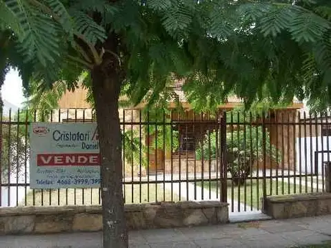 Chalet a metros de Avenida Vergara , APTA A CREDITO BANCARIO.