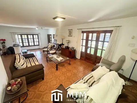 Casa 8 ambientes con 4 baños