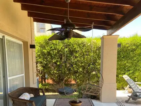 Casa en Alquiler con 4 cocheras