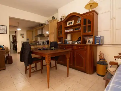 Venta Casa al frente de 4 dormitorios, patio y cochera en Echesortu