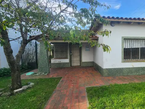 Casa de 2 Dormitorios - Lote de 10 x 27.5 - La Plata