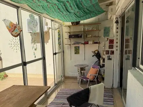 2 AMPLIOS AMBIENTES, GRAN JARDIN DE INVIERNO, 2 PATIOS, COCHERA FIJA, SUPER LUMINOSO, EXCELENTE ESTADO