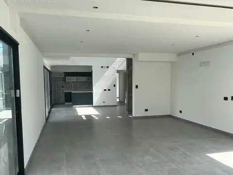 Casa 5 ambientes con 3 baños