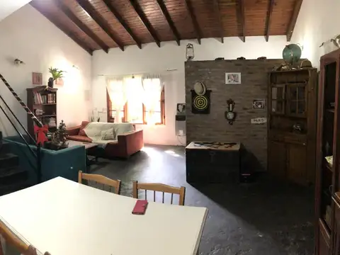 Casa en Venta con 2 cocheras