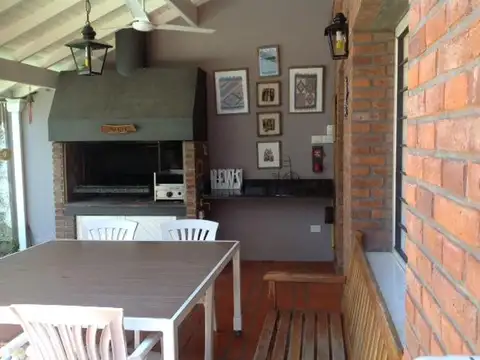 Casa 6 ambientes con 2 baños