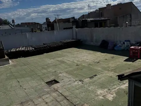 Galpón y PH 3 ambientes sobre lote propio. Venta en block.