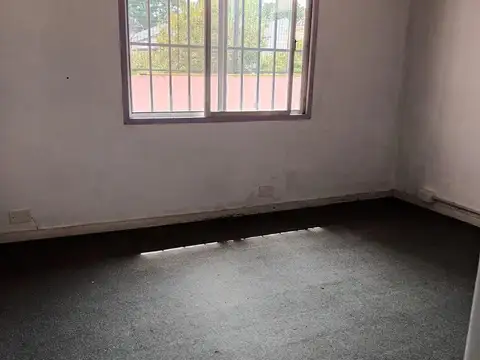 Oficina en excelente ubicación 100m2, 5 despachos, 2 baños, terraza. Sin Expensas.