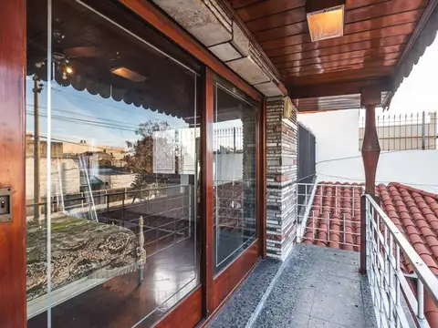 VENTA CASA 5 AMBIENTES CON COCHERA EN AVELLANEDA