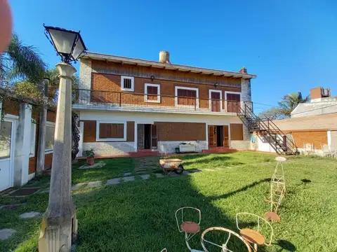 Casa en Venta con 3 cocheras
