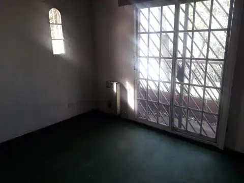 Pilar Centro! Casa en Esquina! a mts Av. Marquez! con Local y Depto!