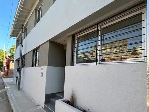 Dúplex en venta 2 ambientes con jardín y cochera en Tigre Centro