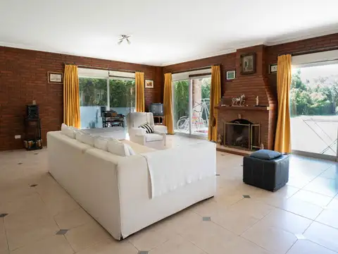 Casa en Venta con 3 cocheras