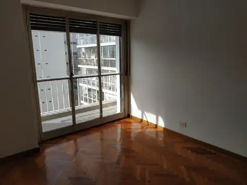 Apto profesional. Contrafrente con balcón