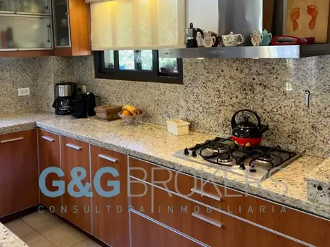 Casa 7 ambientes con 4 baños