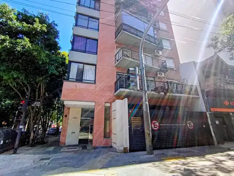 Excelente Dpto. en Semipiso de 2 Ambientes al Frente c/Balcón.