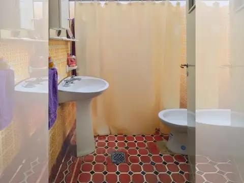 Coulin y pje. Bologna: casa en amplio terreno c/ opción de compra de lote adyacente