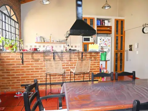 VENTA CASA 4 AMBIENTES CON PILETA Y QUINCHO en Lanús Oeste, Pcia Buenos Aires