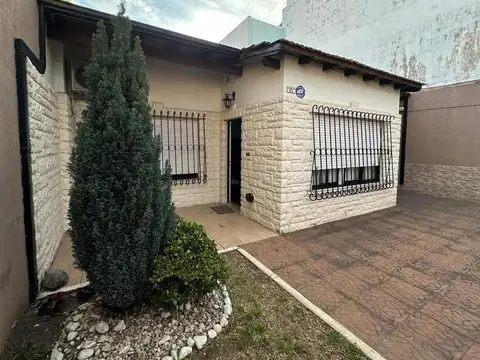 CASA EN VENTA EN MORON SUR - IDEAL EMPRENDIMIENTO -