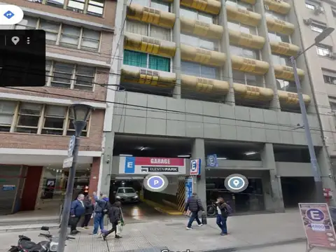 Excelente cochera techada. San Nicolás. Lavalle al 1600