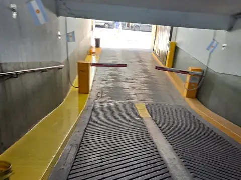 Excelente cochera techada. San Nicolás. Lavalle al 1600