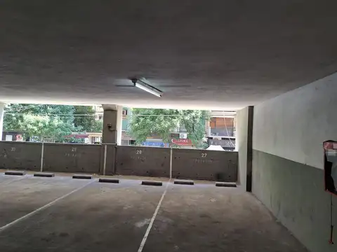 Excelente cochera techada. San Nicolás. Lavalle al 1600