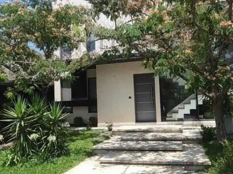 Casa de diseño en barrio las Orquídeas Pilar