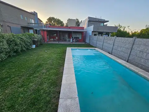 Casa en Venta con 2 cocheras
