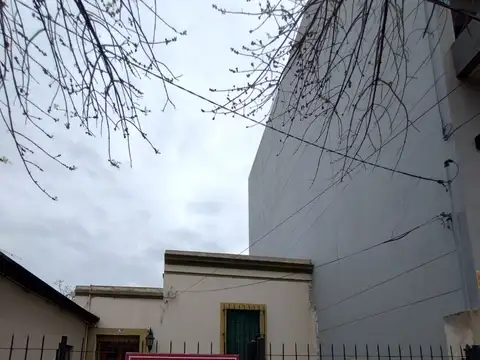 CASA ANTIGUA EN VENTA EN EXCELENTE UBICACION EN ADROGUE - IDEAL INVERSORES