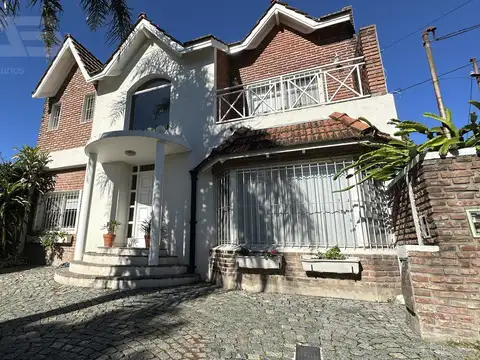 Casa - Chalet - 5 ambientes - 4 dormitorios - Castelar -  Castelar Sur