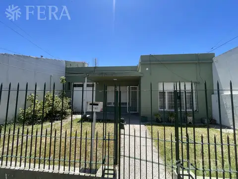 Venta casa 3 ambientes con jardín y cochera en Wilde