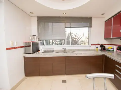 Casa en Venta con 3 cocheras
