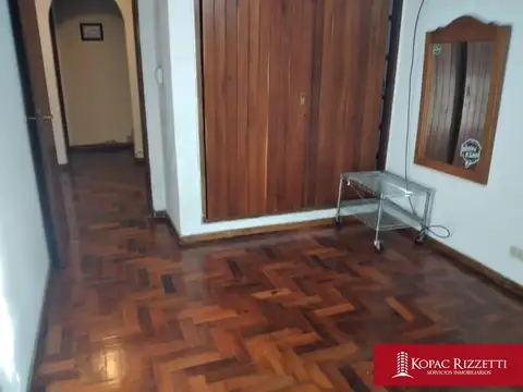 LOMAS DE SAN MARTÍN (JULIAN CASTAÑOS 2254) - VENTA CASA 4 DORMITORIOS.