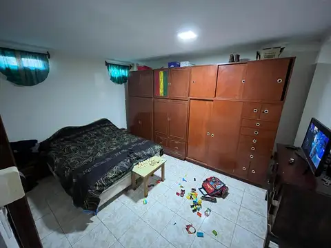 Casa 8 ambientes con 2 baños